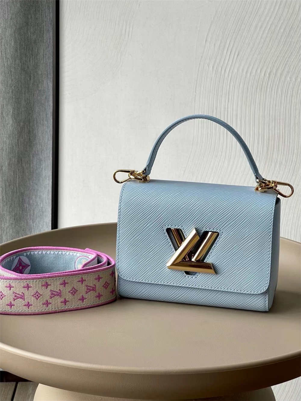 Louis Vuitton Twist M22515  size：19x15x9cm 2025 new 